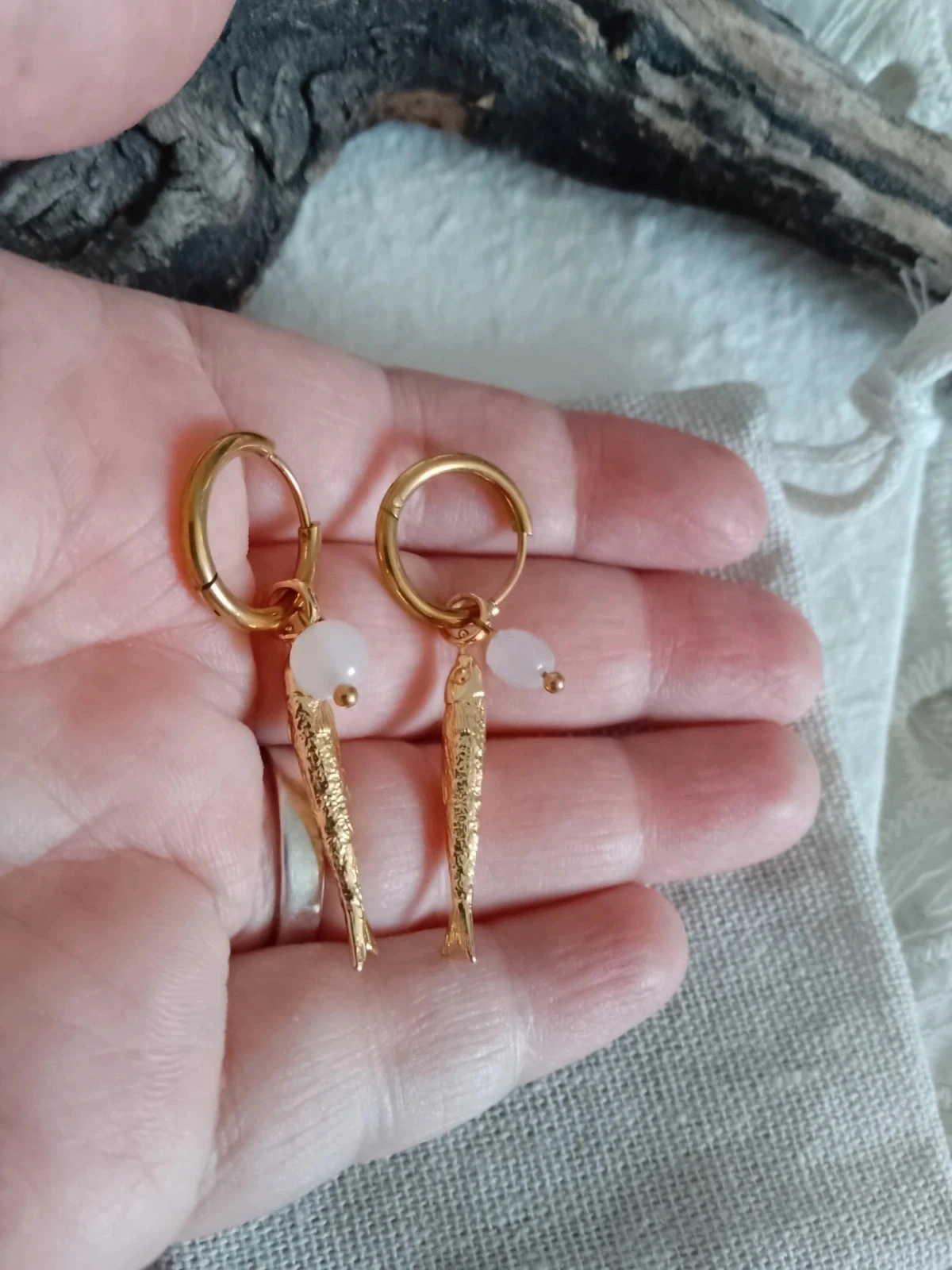 Boucles d'oreilles bohèmes créoles poissons dorés et pierres de calcédoine blanche – photo 3